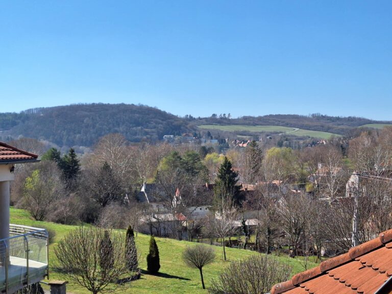 Kilátás az orfűi völgyre a Fügefa Vendégházból