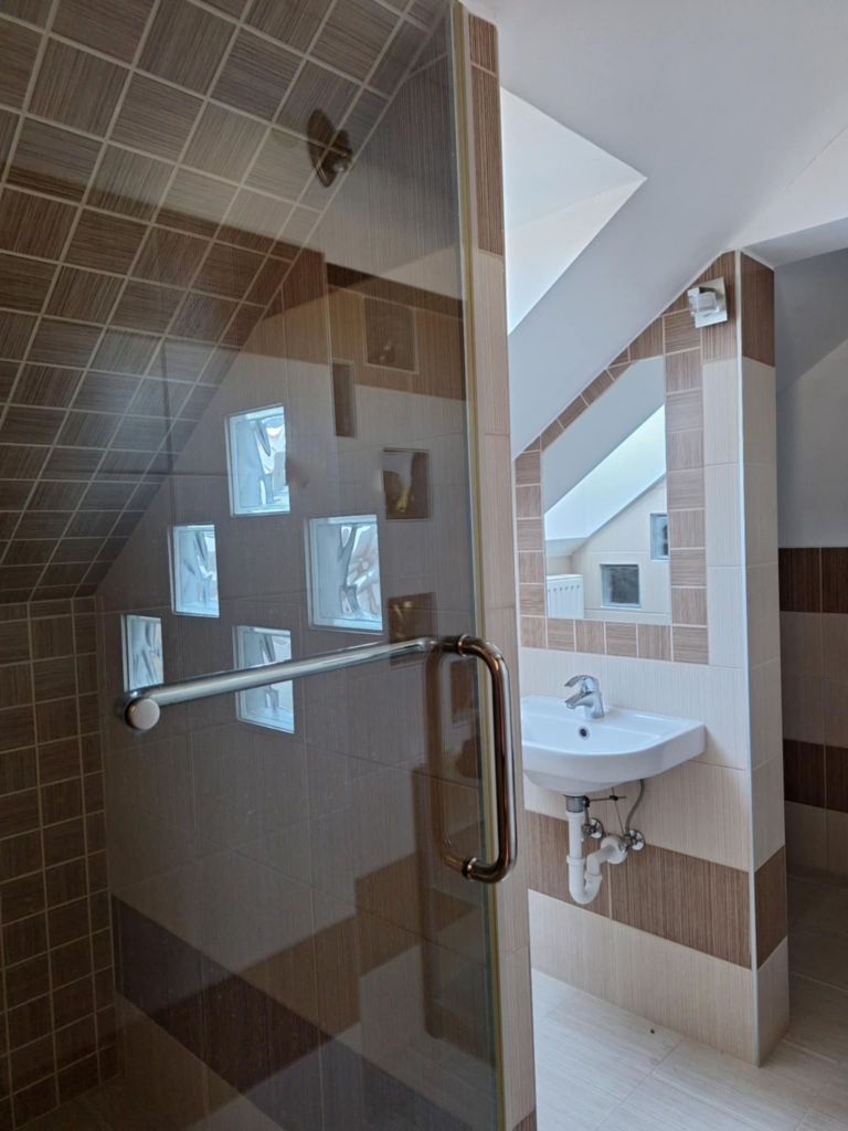 Fügefa Vendégház Orfű emeleti apartman fürdő